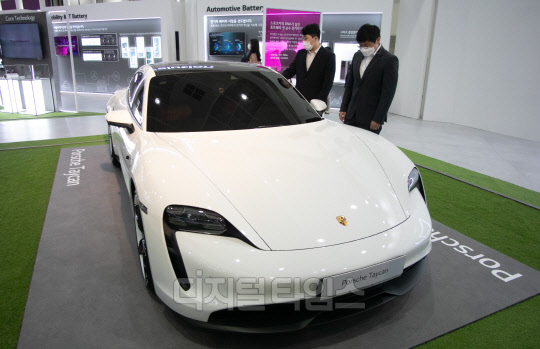 서울 삼성동 코엑스에서 지난 6월 열린 '인터배터리 2021 및 xEV 트렌드 코리아 2021'에 참가한 LG에너지솔루션 부스에서 관람객들이 전기차 포르쉐 타이칸을 살펴보고 있다. 박동욱기자 fufus@